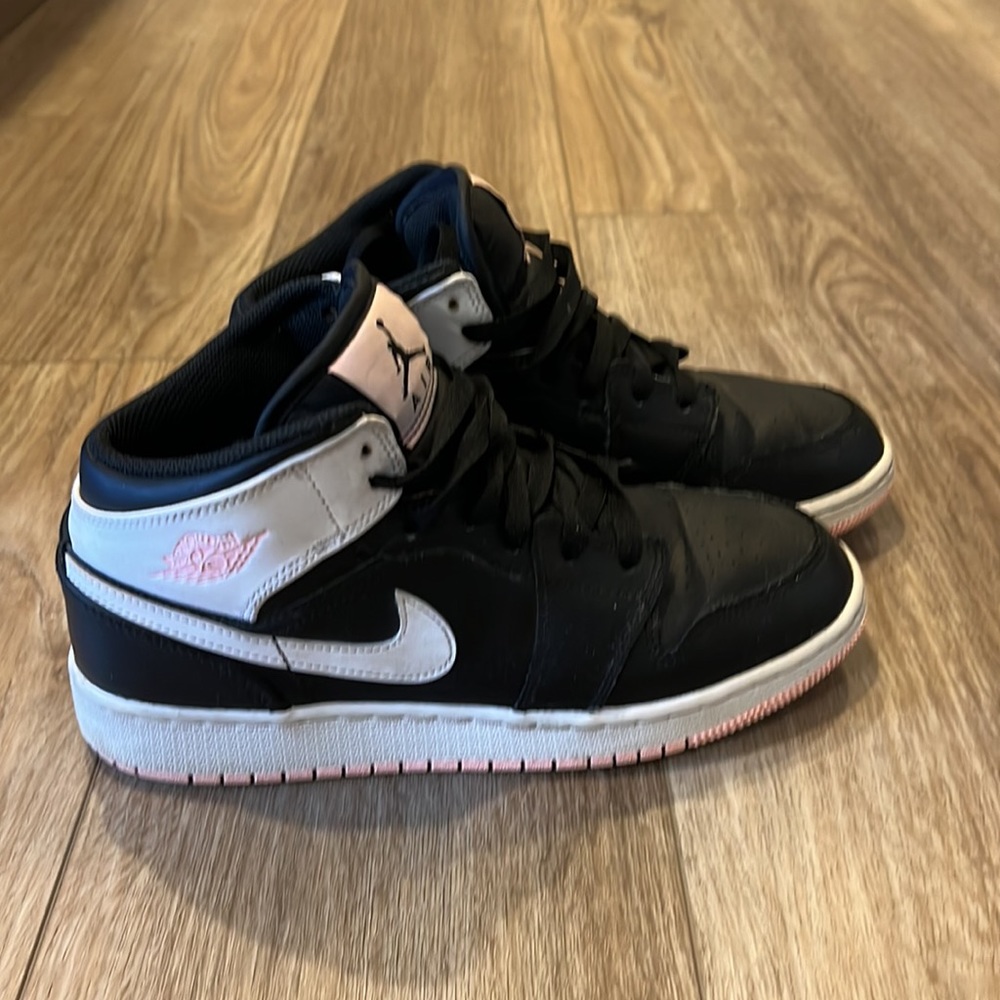 Nike Air Jordons size 6Y